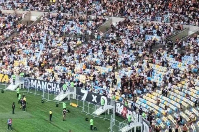 Torcida do Vasco levou faixa com referência ao 7 a 0 no Carioca de 1931 e relembrou maior goleada da história contra o Flamengo - (crédito: Foto: Carlos Alberto /Jogada10) Torcida do Vasco levou faixa com referência ao 7 a 0 no Carioca de 1931 e relembrou maior goleada da história contra o Flamengo - (crédito: Foto: Carlos Alberto /Jogada10)