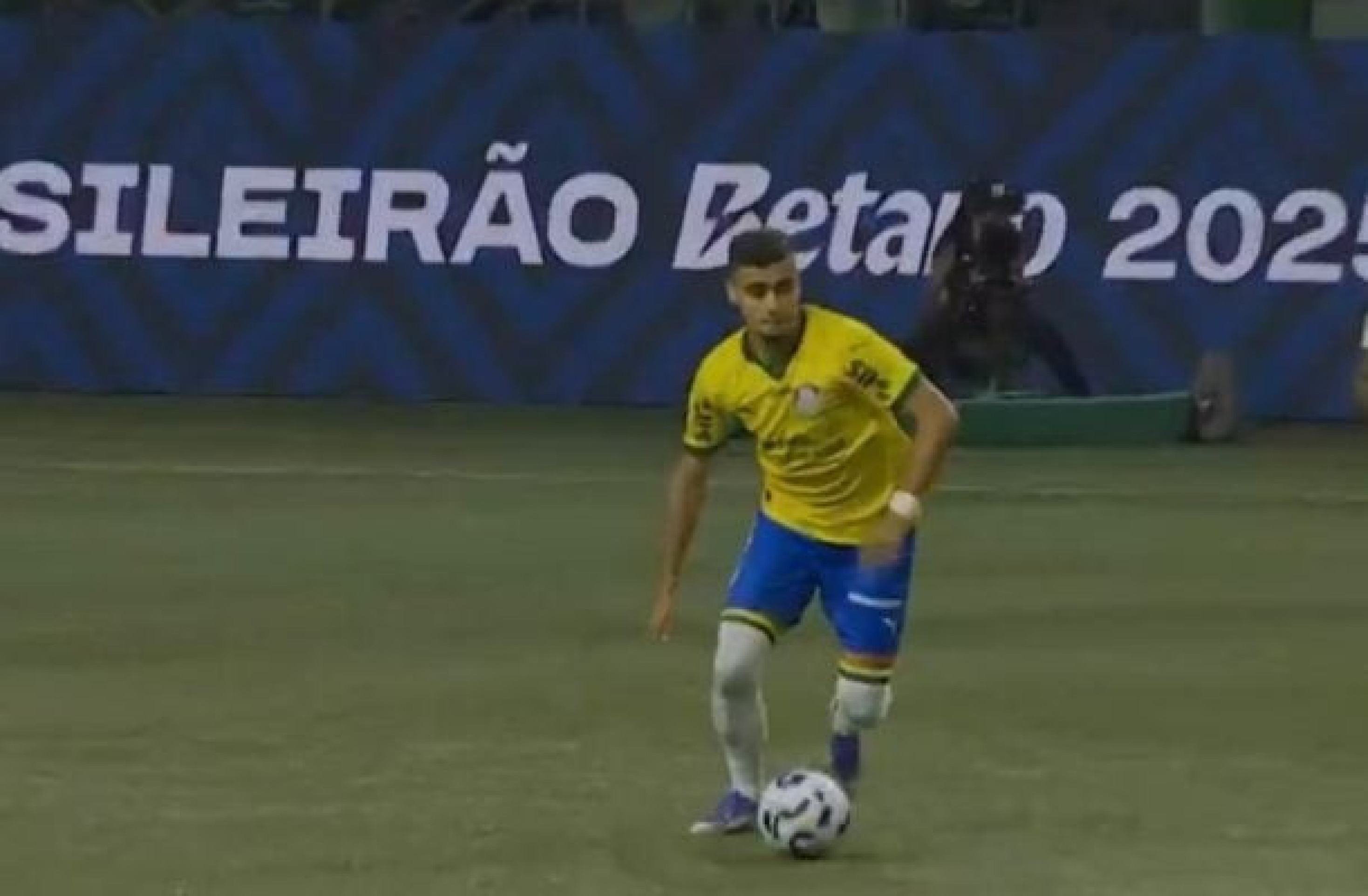 Andreas Pereira brilha com dois gols e comenta reencontro com Deyverson: ???Já passou???