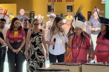 Cacique Pequena (que está com o cocar branco e segura o microfone) dá boas vindas para as autoridades brasileiras e internacionais na Escola Jenipapo Kanindé -  (crédito: Letícia Lima/MEC)