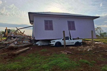 Casa foi arrastada pelo vento e parou em cima de carro  -  (crédito: Reprodução/X/@mariohildebrand)