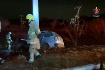 Carro bateu em poste e deixou uma mulher morta e duas crianças feridas -  (crédito: Divulgação/CBMDF)