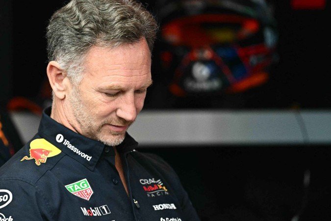 (FILES) Red Bull Racing's British team principal and CEO Christian Horner reacts prior to the third practice session at the Red Bull Ring race track in Spielberg, Austria, on June 28, 2025, ahead of the Formula One Austrian Grand Prix. Christian Horner has officially left Red Bull after reportedly agreeing a huge pay-off with the Formula One team, it was announced on September 22, 2025. The 51-year-old, who led Red Bull to eight drivers' titles and six constructors' crowns, was sacked as team principal in July. (Photo by Joe Klamar / AFP)
- (crédito: Joe Klamar / AFP ) (FILES) Red Bull Racing's British team principal and CEO Christian Horner reacts prior to the third practice session at the Red Bull Ring race track in Spielberg, Austria, on June 28, 2025, ahead of the Formula One Austrian Grand Prix. Christian Horner has officially left Red Bull after reportedly agreeing a huge pay-off with the Formula One team, it was announced on September 22, 2025. The 51-year-old, who led Red Bull to eight drivers' titles and six constructors' crowns, was sacked as team principal in July. (Photo by Joe Klamar / AFP)
- (crédito: Joe Klamar / AFP )