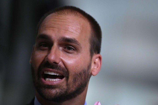 PGR denuncia Eduardo Bolsonaro e Paulo Figueiredo por obstrução de Justiça: o que se sabe - (crédito: BBC Geral) PGR denuncia Eduardo Bolsonaro e Paulo Figueiredo por obstrução de Justiça: o que se sabe - (crédito: BBC Geral)