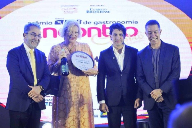 A jornalista do Correio Liana Sabo recebeu homenagem especial no Prêmio Gastrô 2025. Ao lado dela, o presidente do Correio, Guilherme Machado (E); o secretário de Turismo do DF, Cristiano Araújo; e o vice-presidente institucional do Correio, André Lamounier -  (crédito:  Minervino Junior/CB/D.A Press)