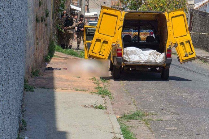 Polícia Militar cercou o local do crime contra advogada em BH; corpo ficou coberto na calçada