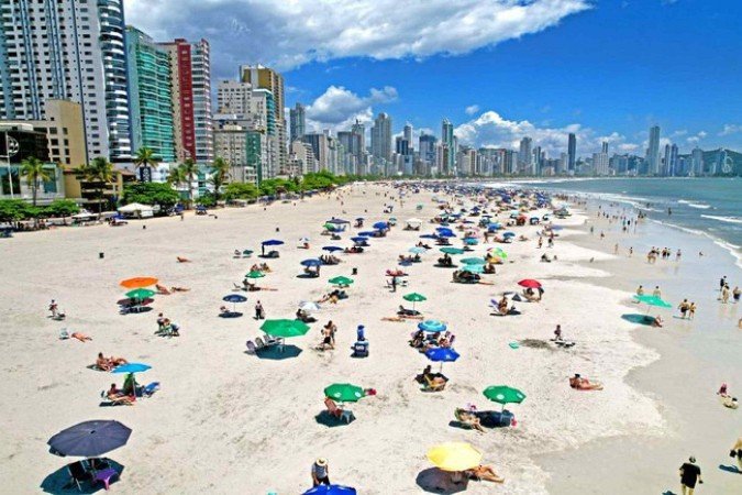 Obras na orla de Balneário Camboriú incluem até muro subterrâneo