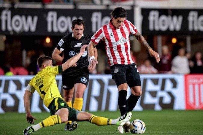 Estudiantes poupou os titulares visando o jogo contra o Flamengo e venceu o Defensa y Justicia por 1 a 0 -  (crédito: Foto: Divulgação / Estudiantes)