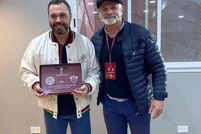 Lanús cometeu gafe e confundiu o escudo do Fluminense com o do Independência, do Acre -  (crédito: Foto: Reprodução)