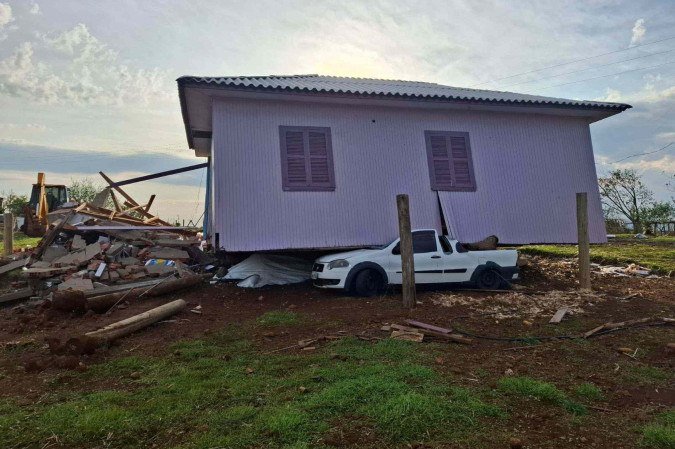 Casa foi arrastada pelo vento e parou em cima de carro  -  (crédito: Reprodução/X/@mariohildebrand)