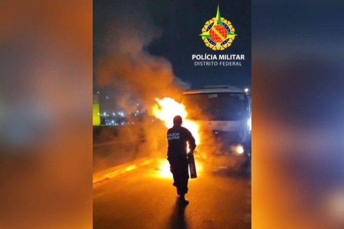 A ação rápida de um policial militar foi crucial para o controle inicial do fogo -  (crédito: Divulgação/PMDF)