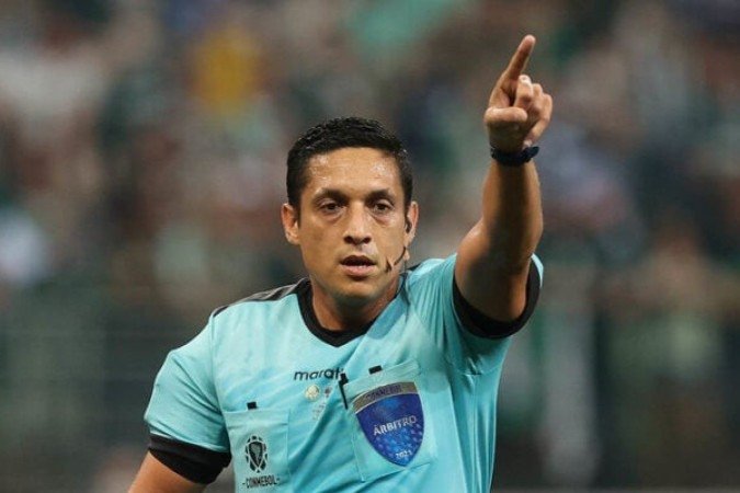 Jesús Valenzuela apita o jogo entre Fluminense e Lanús, da Argentina, no Maracanã -  (crédito: Foto: Cesar Greco / Palmeiras)