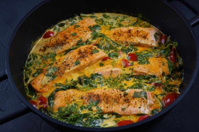 Salmão ao molho cremoso com espinafre e tomate (Imagem: Natalia Hanin | Shutterstock) - (crédito: EdiCase) Salmão ao molho cremoso com espinafre e tomate (Imagem: Natalia Hanin | Shutterstock) - (crédito: EdiCase)