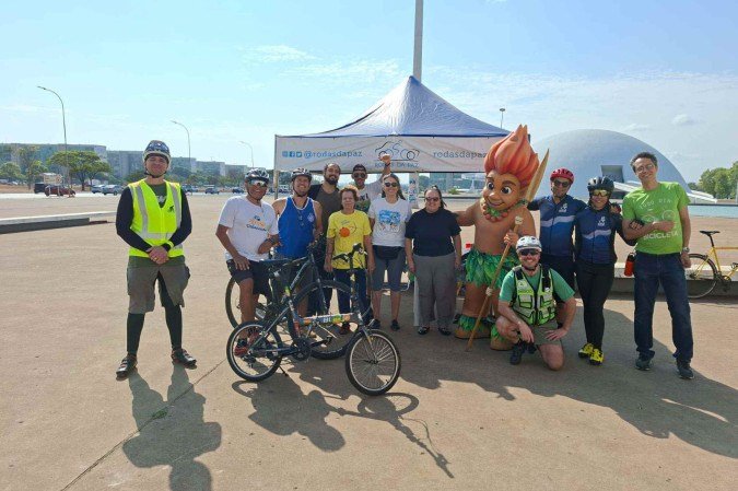Dez voluntários participaram do Desafio Intermodal — com bicicleta, carro, metrô e ônibus -  (crédito: Divulgação)
