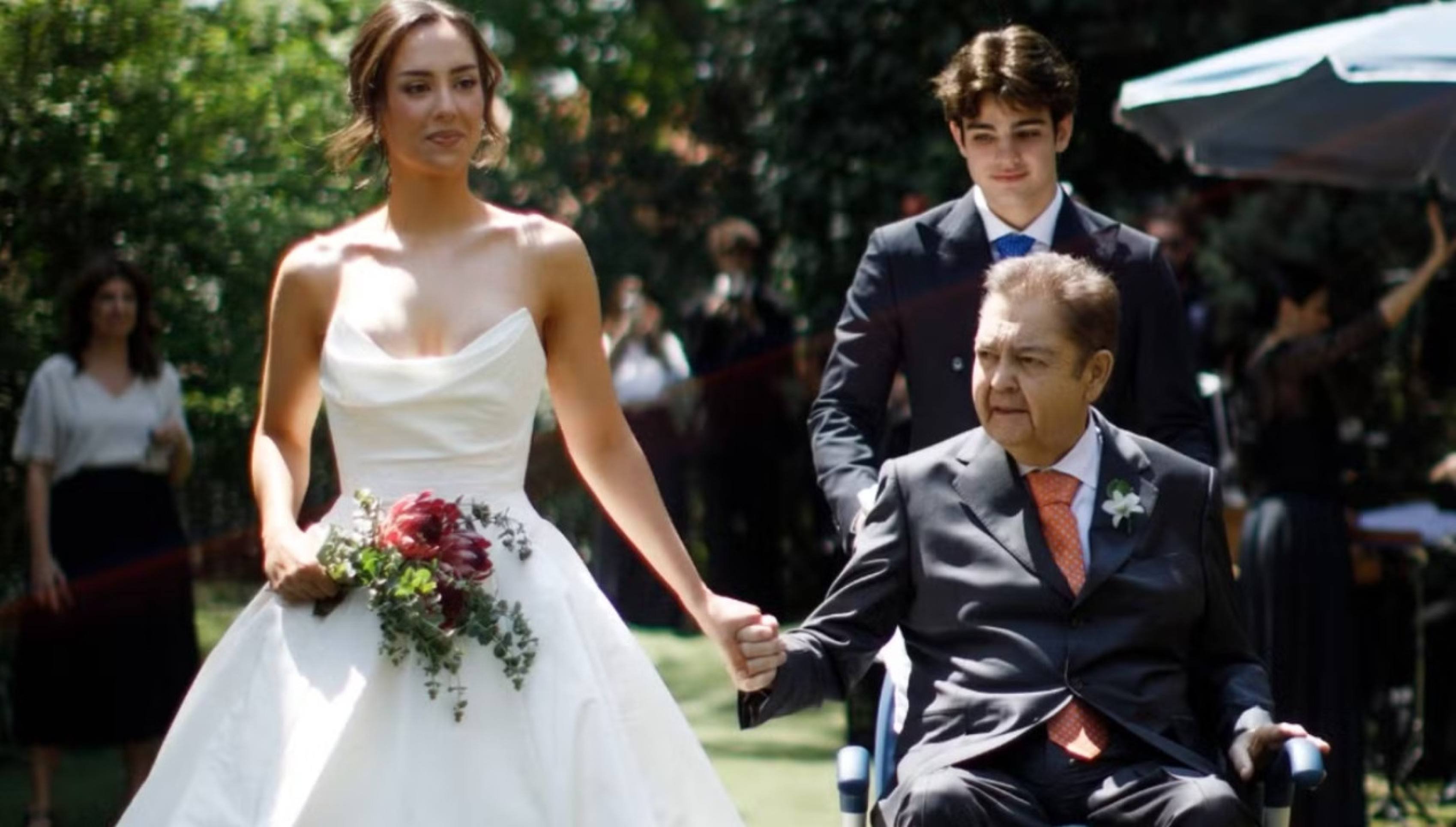 De cadeira de rodas, Faustão emociona ao levar filha ao altar; veja