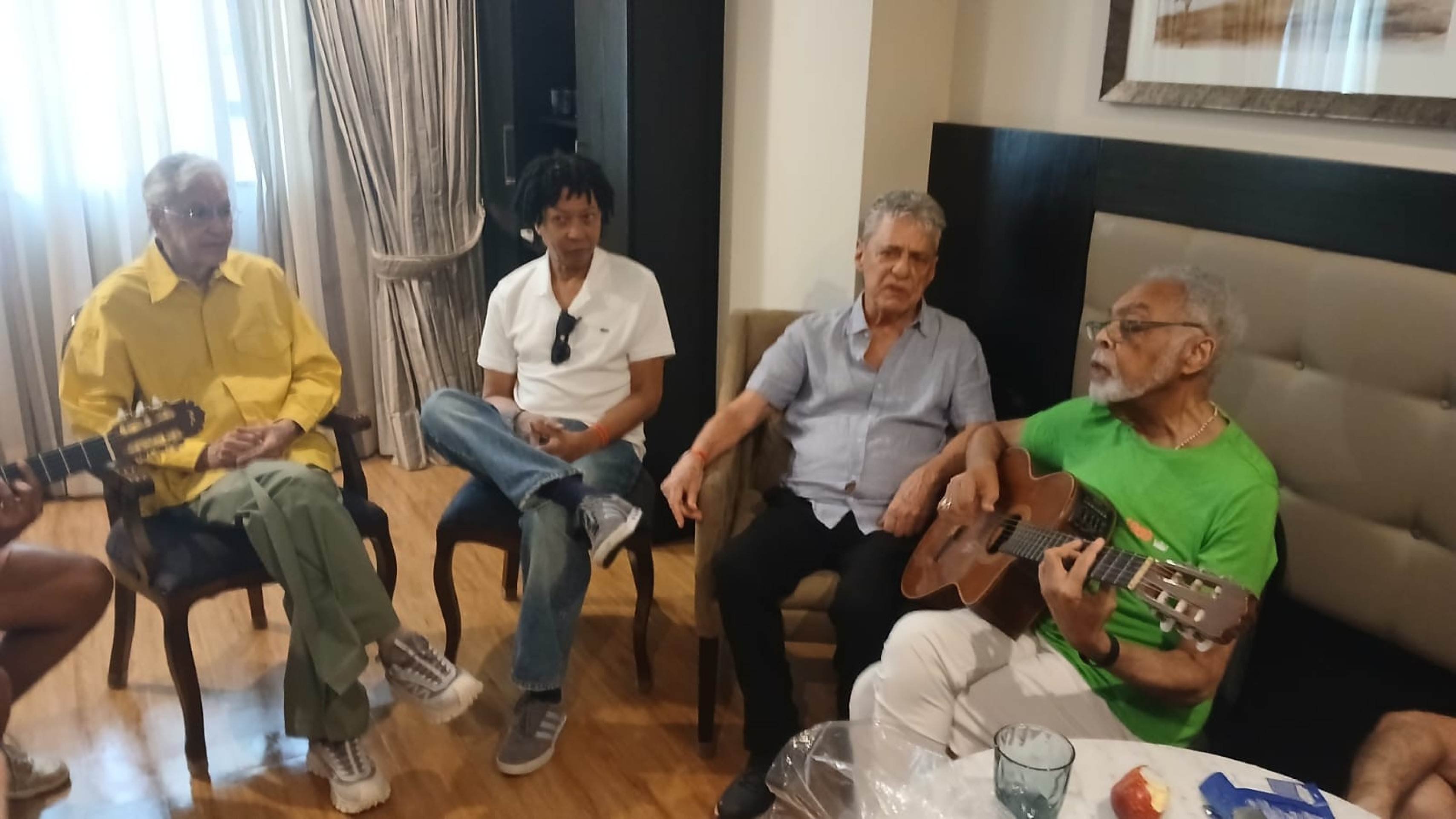 Vídeos mostram ensaio de Chico, Caetano, Gil e Djavan antes de show no RJ