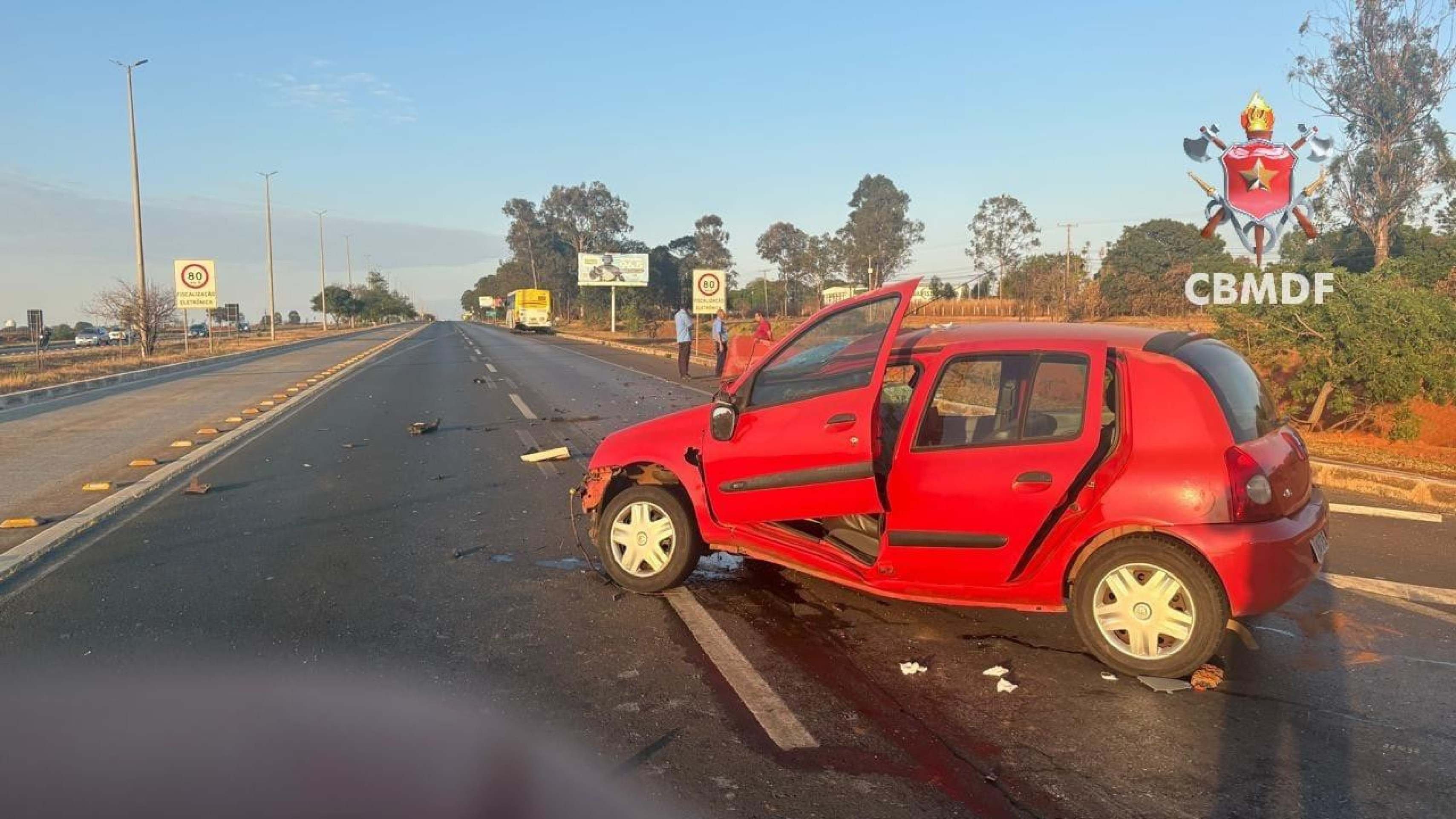 Colisão entre um carro e um ônibus deixou uma mulher ferida no Riacho Fundo II