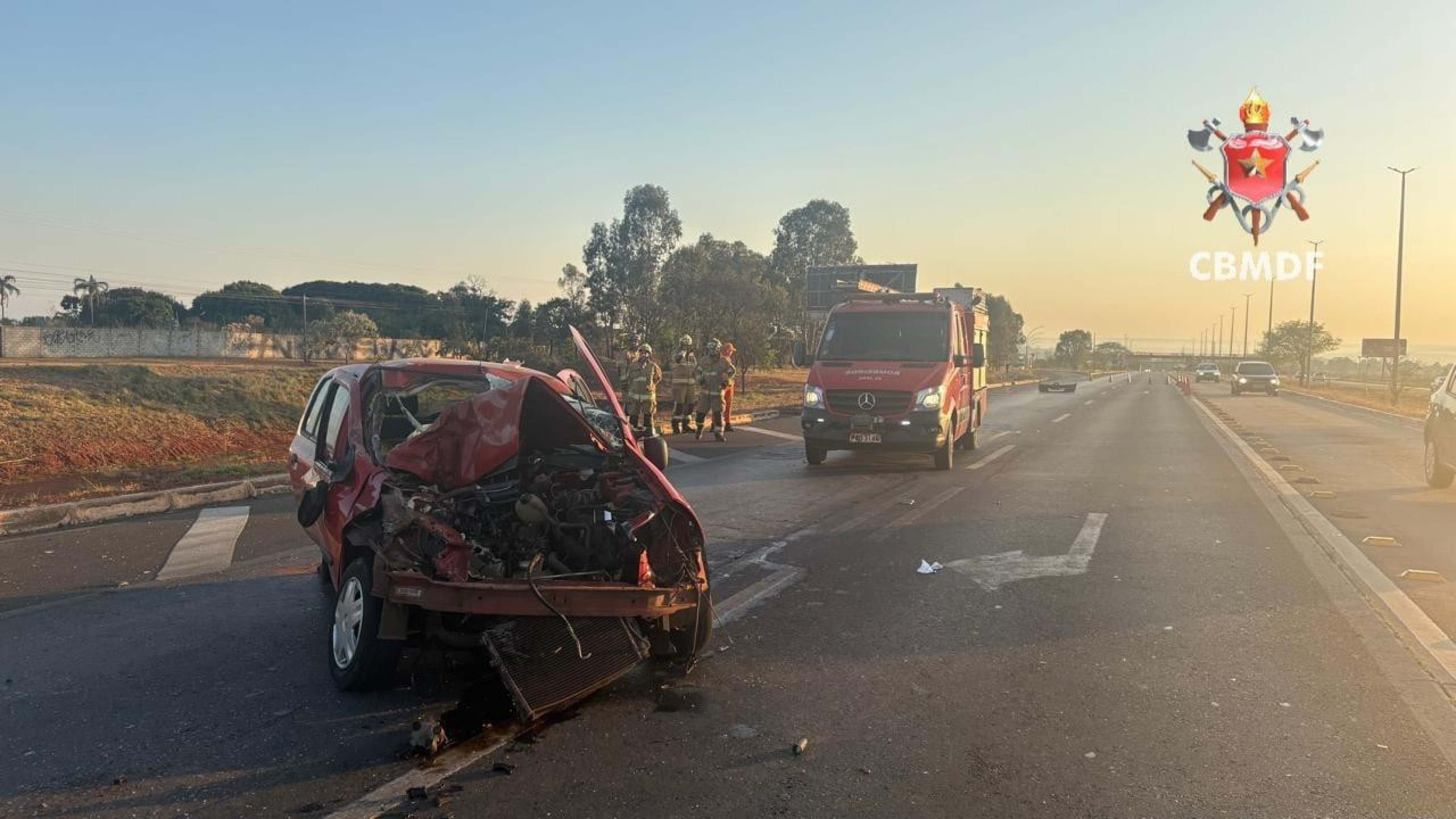Colisão entre um carro e um ônibus deixou uma mulher ferida no Riacho Fundo II