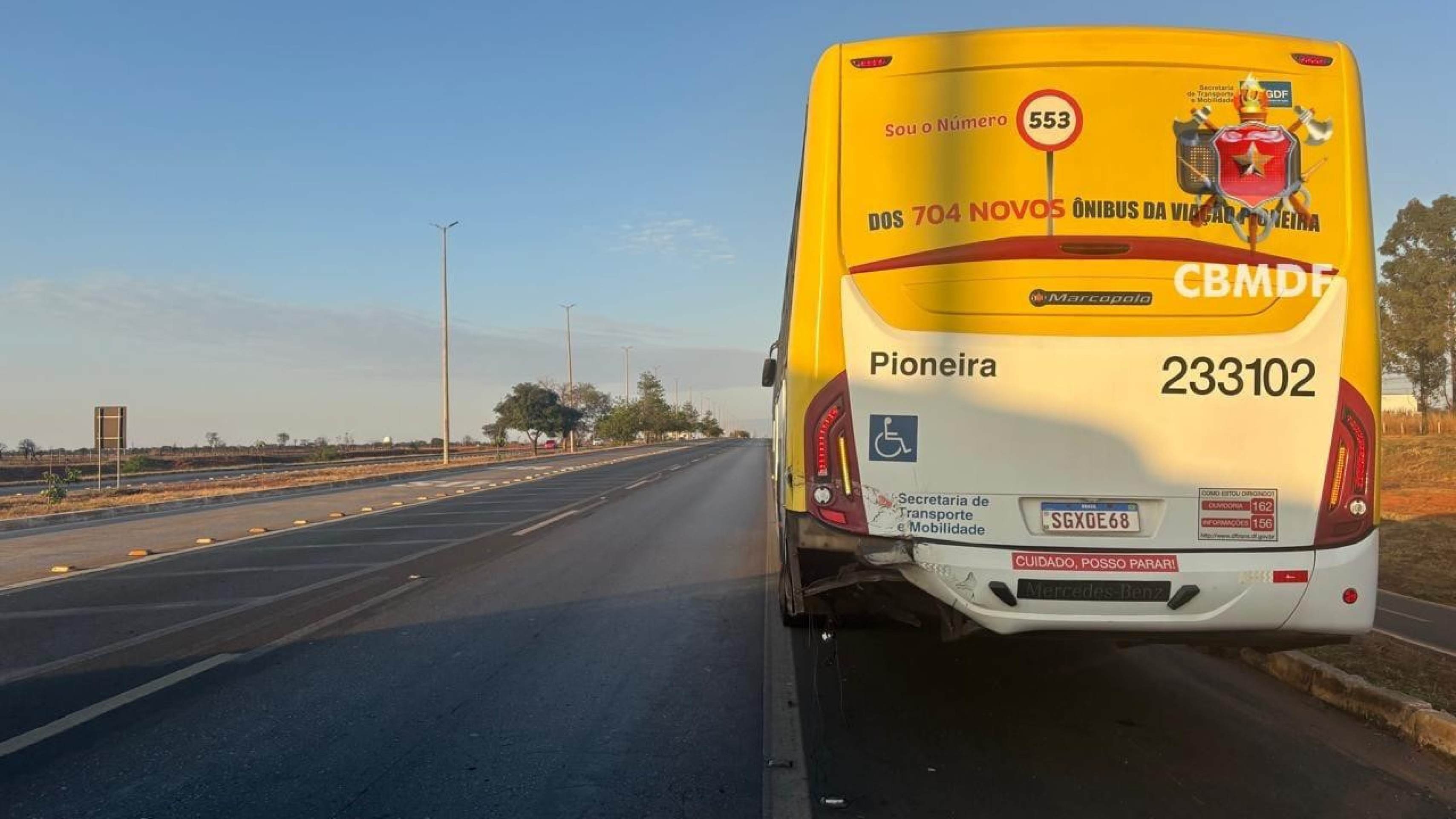 Colisão entre um carro e um ônibus deixou uma mulher ferida no Riacho Fundo II