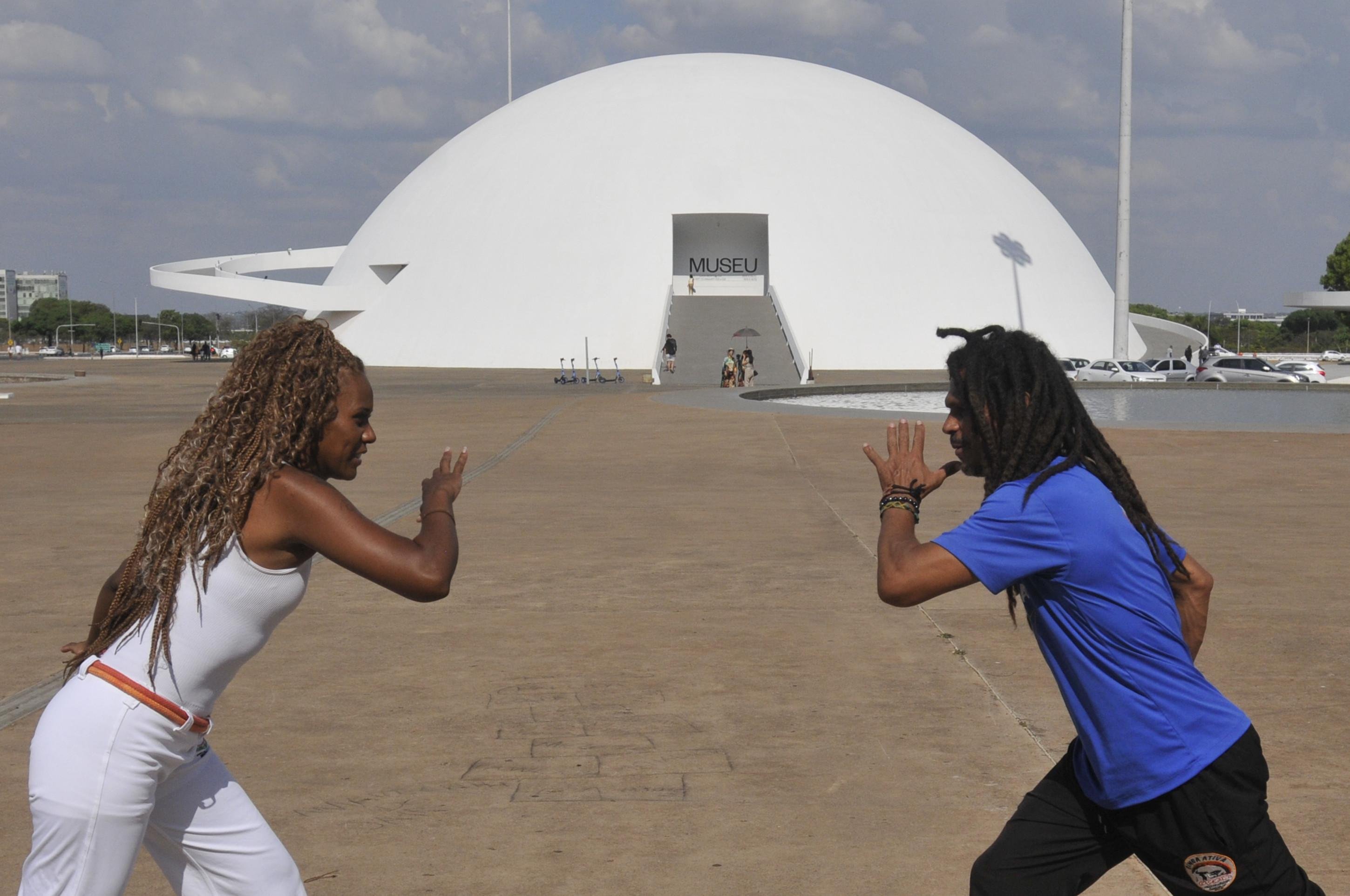  23/09/2025. Crédito: Minervino Júnior/CB/D.A Press. Brasil.  Brasilia - DF. Capoeira de Brasília Mestre Mancha e mestranda Benguela no Museu da República.