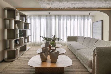 Nesse projeto, a estética boho aparece na mistura de cores leves, como o bege, o cinza e o branco