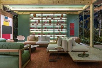 O verde presente nas esquadrias, no teto e em uma parede, faz um contraponto vibrante com as paredes de taipa