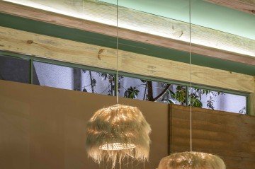 A iluminação  foi pensada para destacar a textura dos materiais