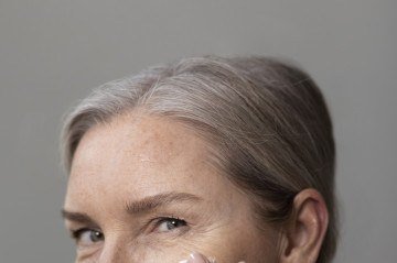 Hábitos saudáveis e skincare são fundamentais para manter a saúde
e a beleza da pele ao longo dos anos - (crédito: Reprodução/Freepik) Hábitos saudáveis e skincare são fundamentais para manter a saúde
e a beleza da pele ao longo dos anos - (crédito: Reprodução/Freepik)