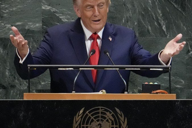 Donald Trump discursa no púlpito da Assembleia Geral da ONU, em Nova York  -  (crédito: Timotht A. Clary/AFP)