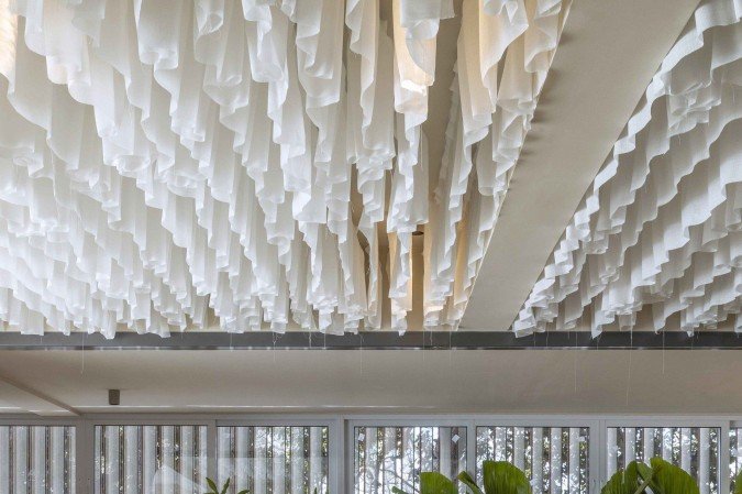 A escolha de materiais, cores e iluminação é elemento-chave para definir uma atmosfera boho