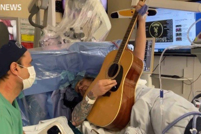 Paulo Welsh-Dalton tocou sua música favorita enquanto passava por uma craniotomia acordado -  (crédito: Reprodução/ITV News)