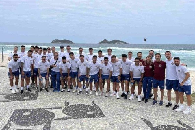 Jogadores do Lanús em praia na Barra da Tijuca -  (crédito: Foto: Divulgação / Lanús)