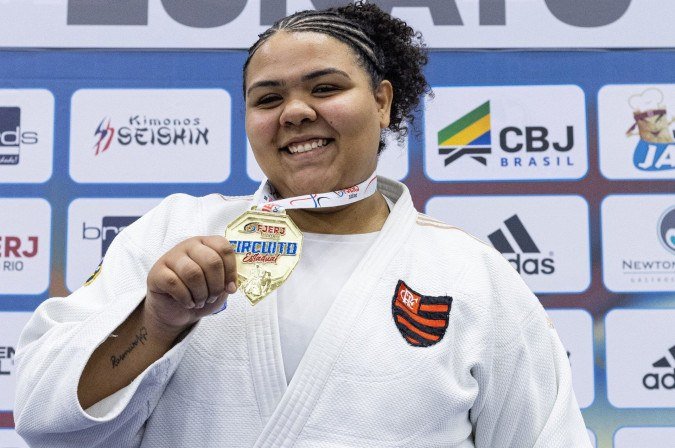 Giovanna Santos exibe orgulhosamente a medalha conquistada no Estadual, em julho     -  (crédito: Mariana Sá/Flamengo)