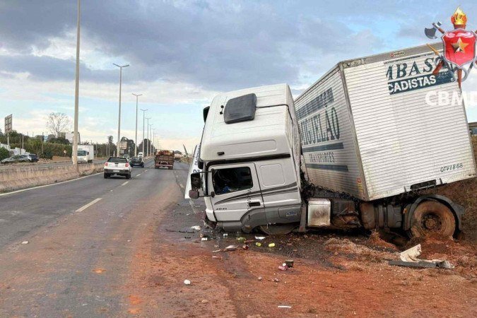 O condutor do veículo foi avaliado no local e dispensado da necessidade de tratamento -  (crédito: Divulgação/CBMDF)
