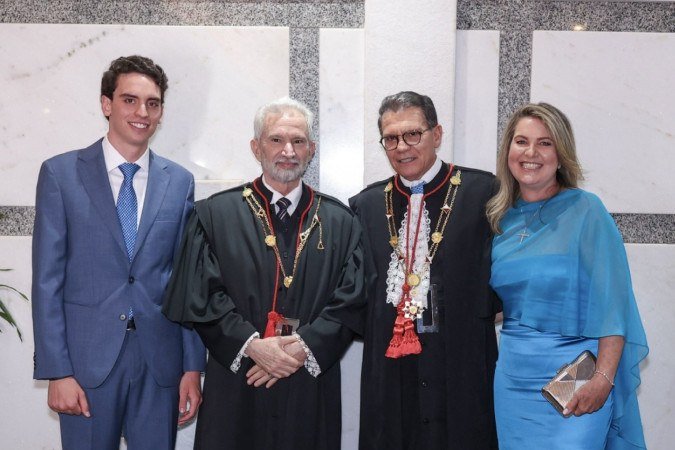  2025. Eixo Capital. Desembargador Diaulas Ribeiro na posse do desembargador Fabrício Fontoura Bezerra. Na foto, a esposa, Roberta Bezerra, e o filho, Fernando Bezerra, de Fabricio Fontoura Bezerra