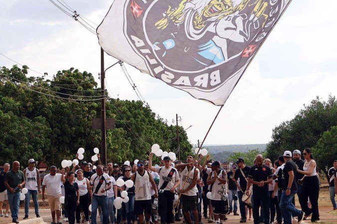 Mais de 100 torcedores da Força Jovem chegaram ao velório -  (crédito:  Bruna Gaston/CB/D.A Press)
