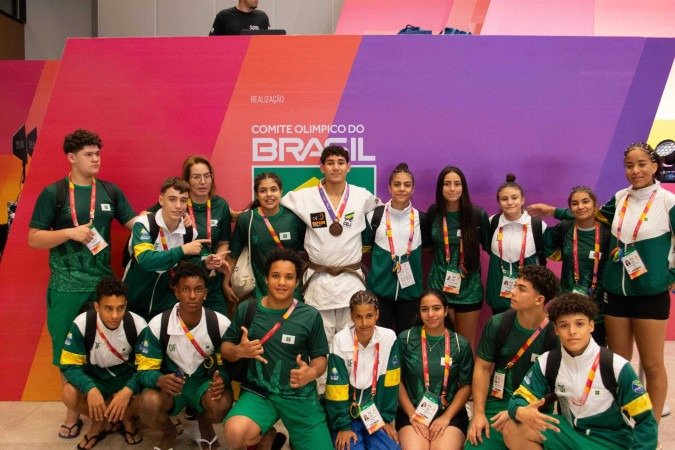 Luiz Augusto do Prado da Silva Coelho, 16 anos, do Colégio Graphos, comemora medalha de bronze com amigos da delegação -  (crédito:  Victor Bandeira/SEEDF)