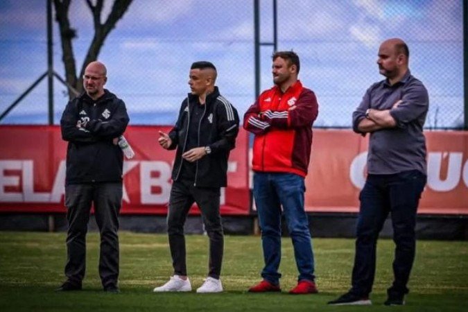 Ramón Díaz (direita) ganha força para ser novo treinador do Internacional depois de entrave em negociação com Zubeldía (esquerda) -  (crédito: Fotos: Rubens Chiri / São Paulo e Divulgação / Olimpia)