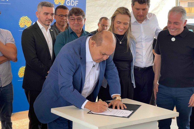 Ibaneis assina ordem de serviço para construção da primeira rodoviária da Estrutural -  (crédito: Davi Cruz/CB)