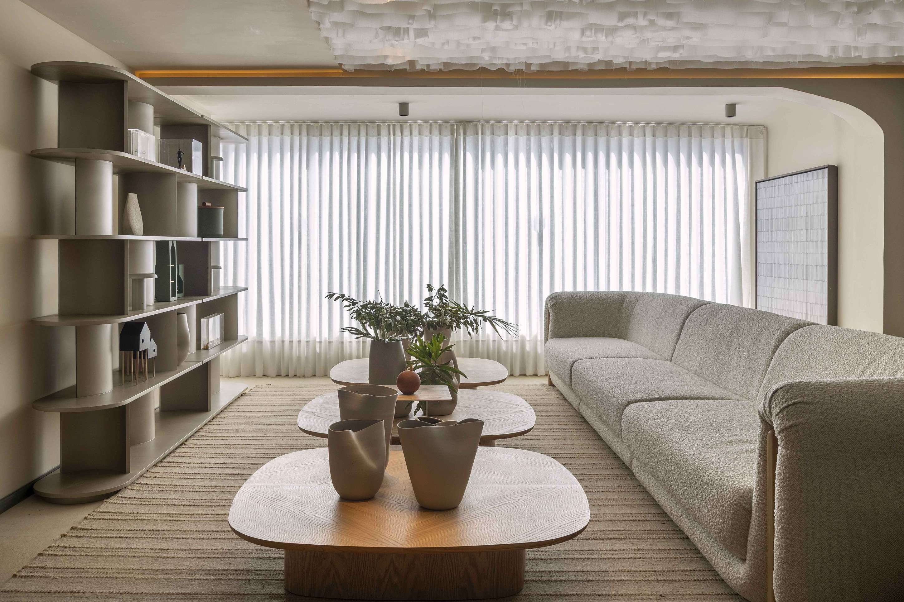 A estética boho aparece no projeto na mistura de cores leves, como o bege, o cinza mesclado e o branco