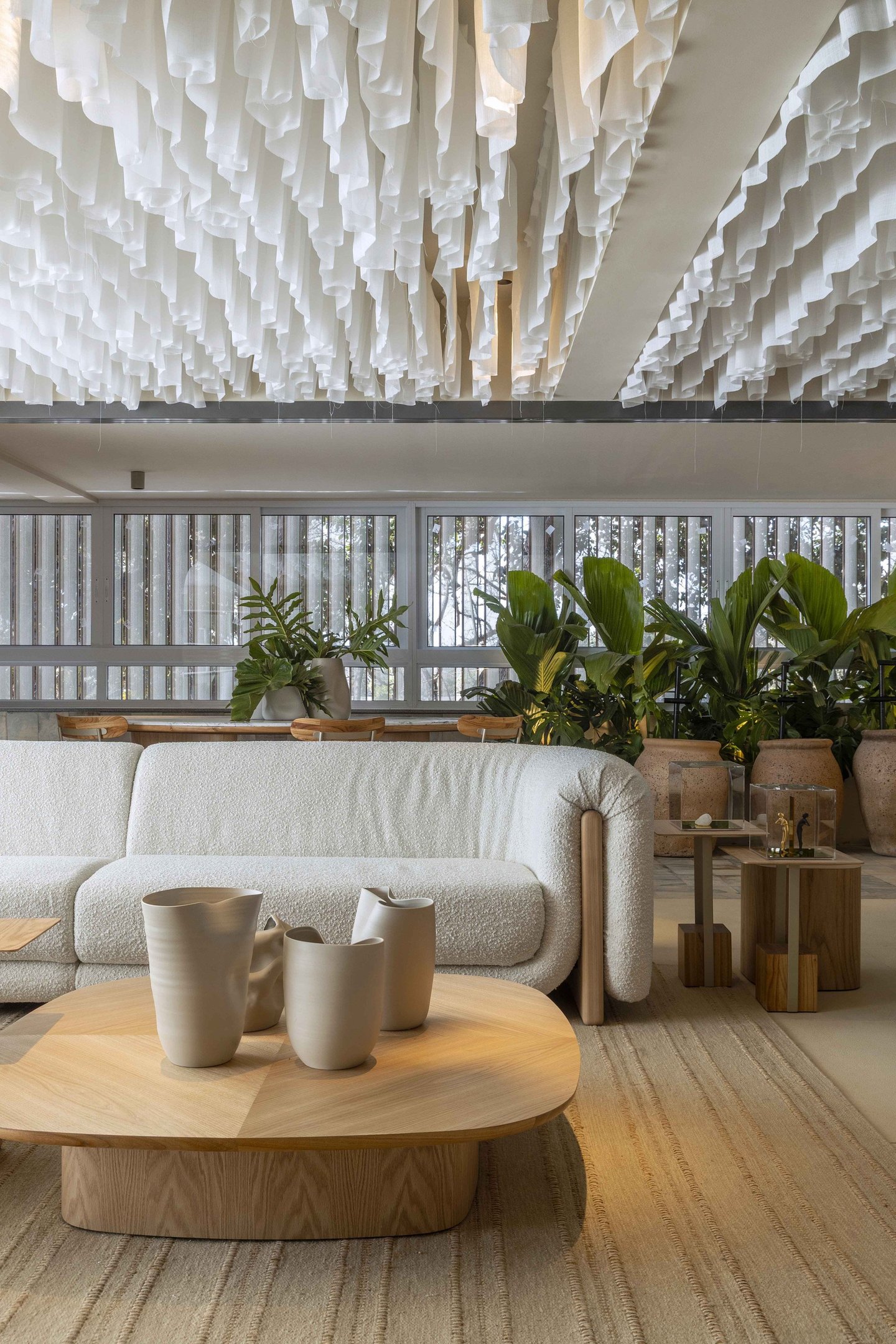 A escolha de materiais, cores e iluminação, são elementos-chave para definir uma atmosfera boho