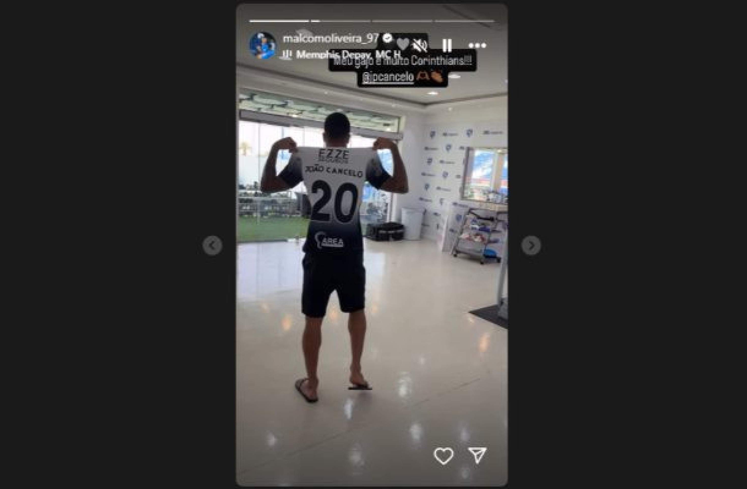 João Cancelo usa camisa do Corinthians em post com música de Memphis Depay