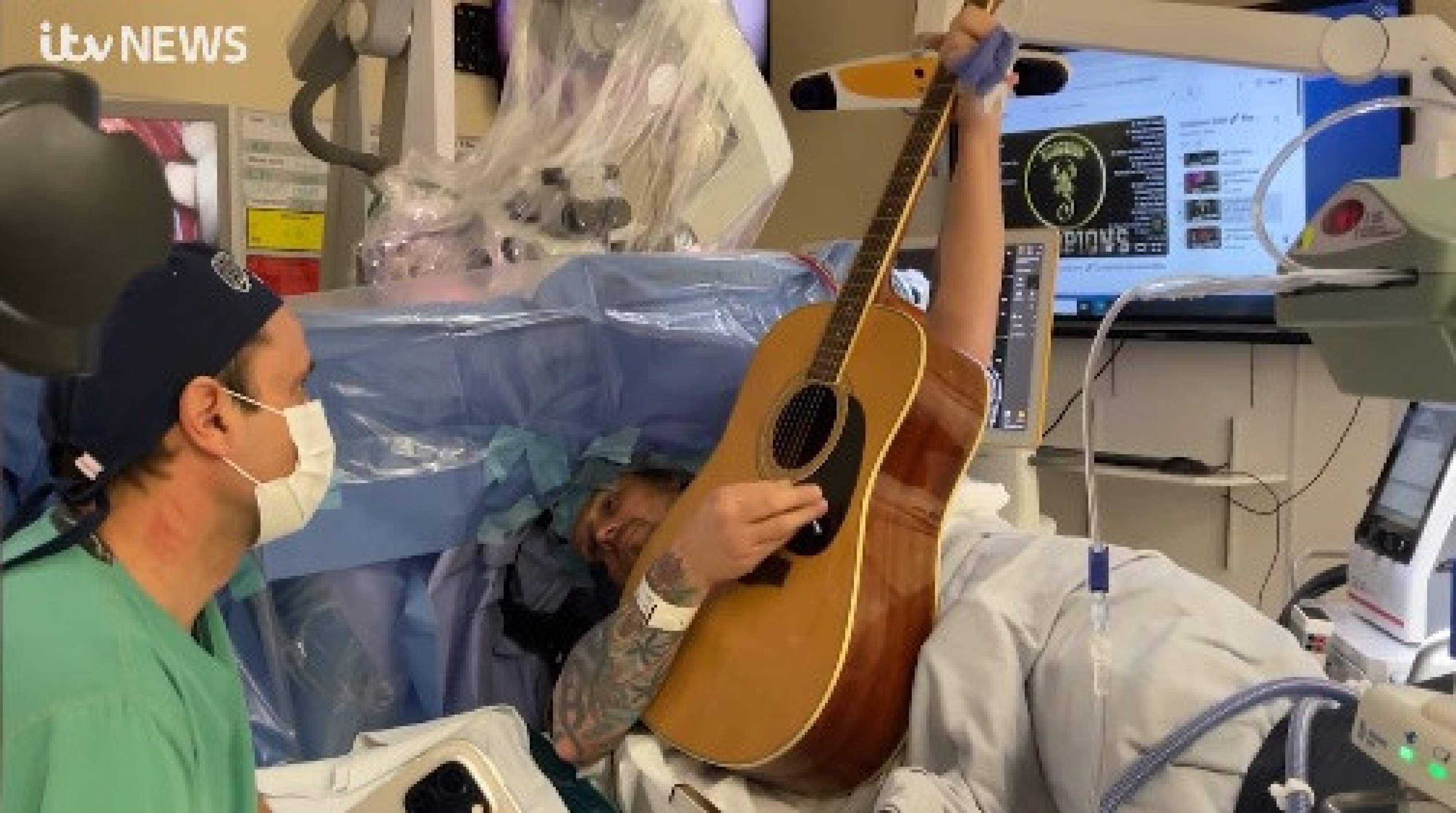 Inglês toca violão durante cirurgia para remover tumor cerebral