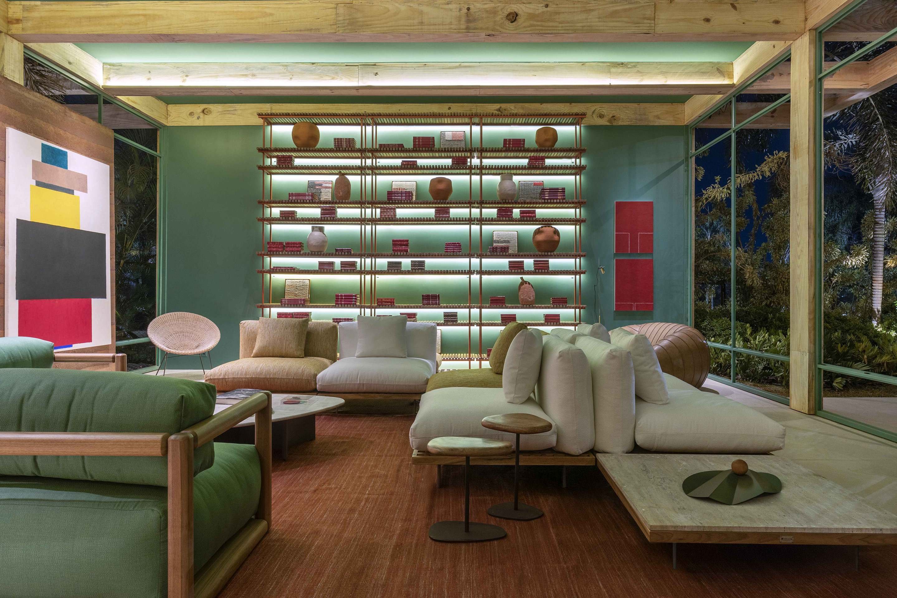 O verde presente nas esquadrias, no teto e em uma parede, faz um contraponto vibrante com as paredes de taipa.