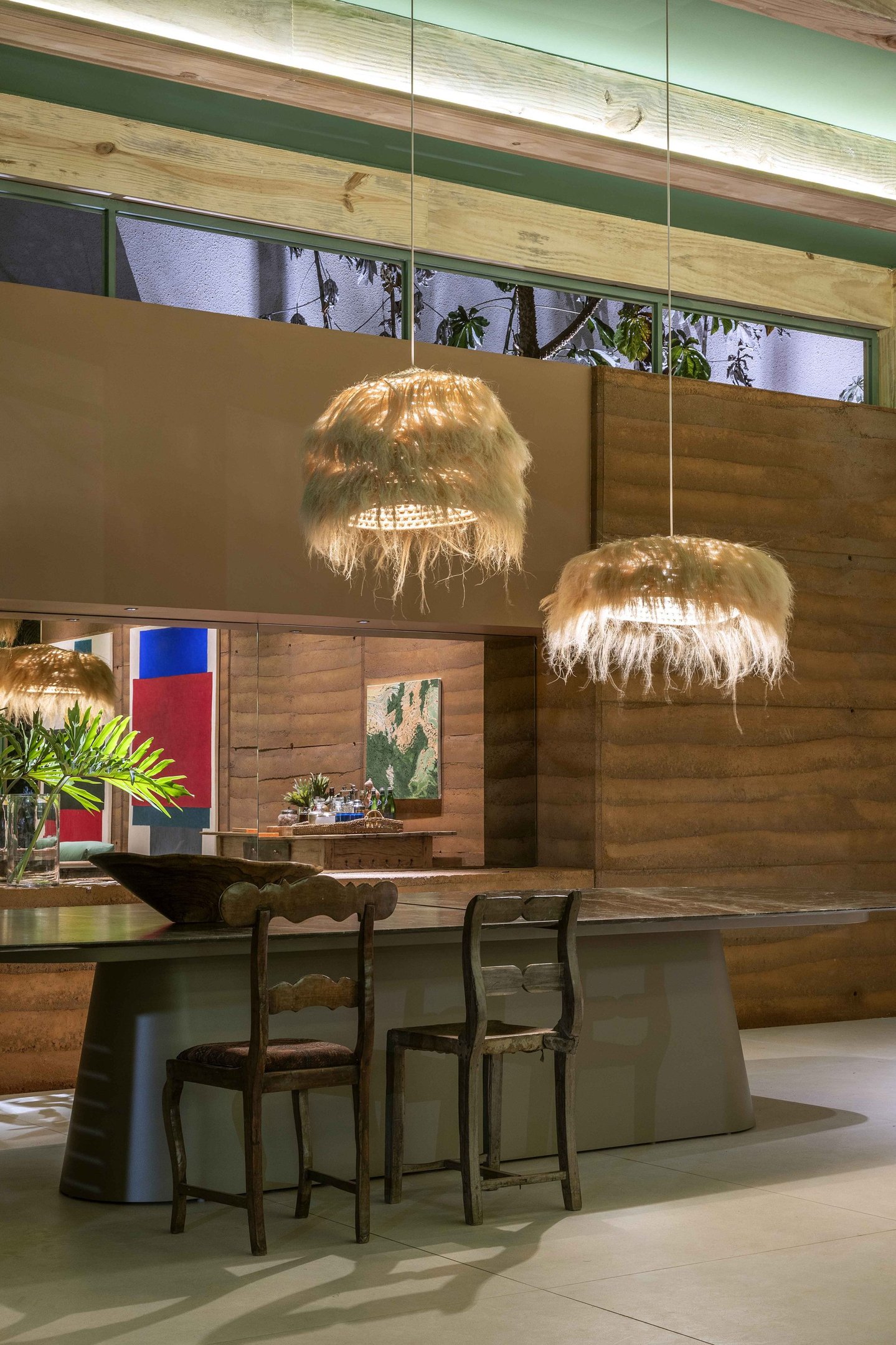 A iluminação  foi pensada para destacar a textura dos materiais