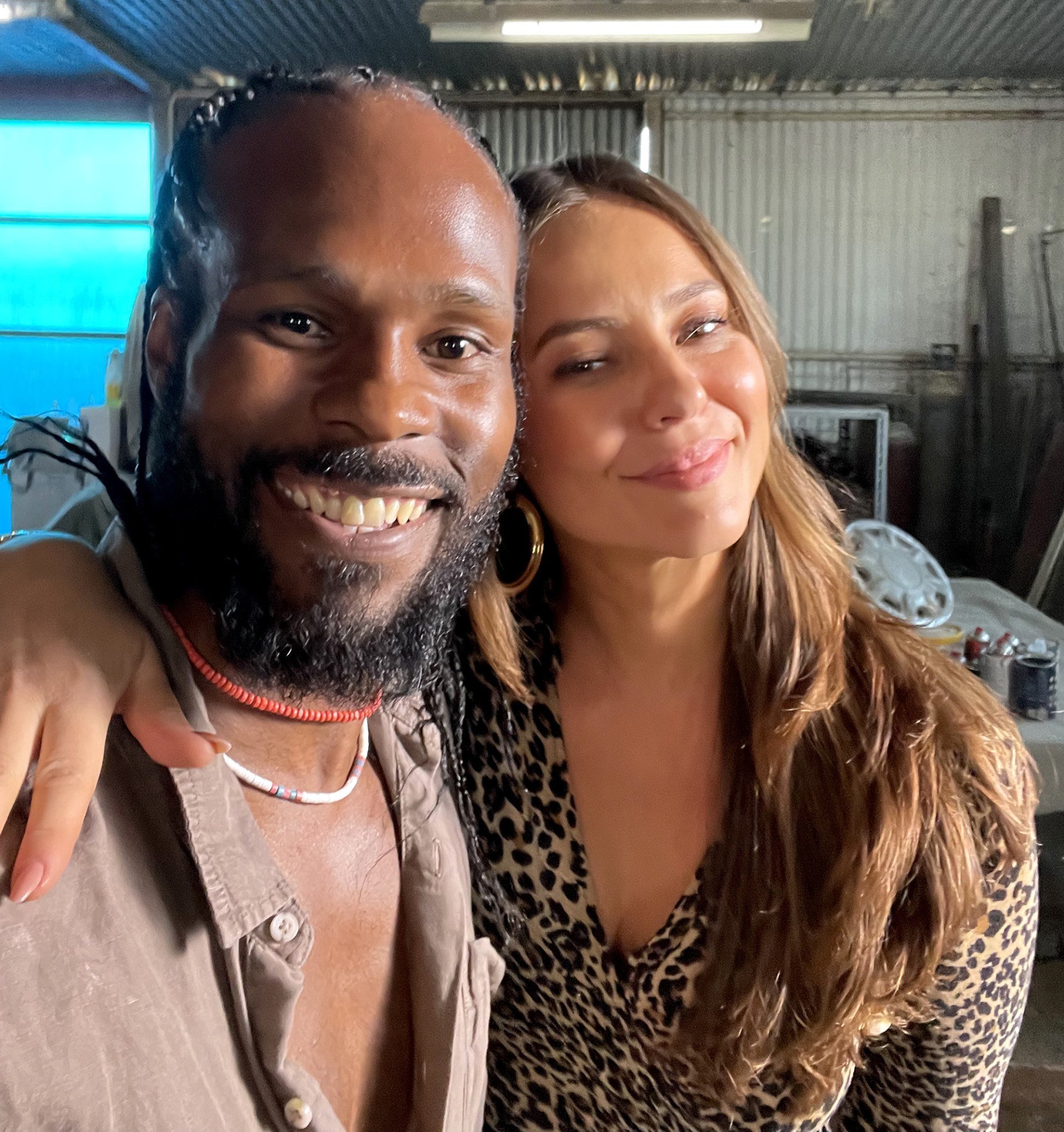 Paulo Guidelly e Paolla Oliveira nos bastidores de série portuguesa