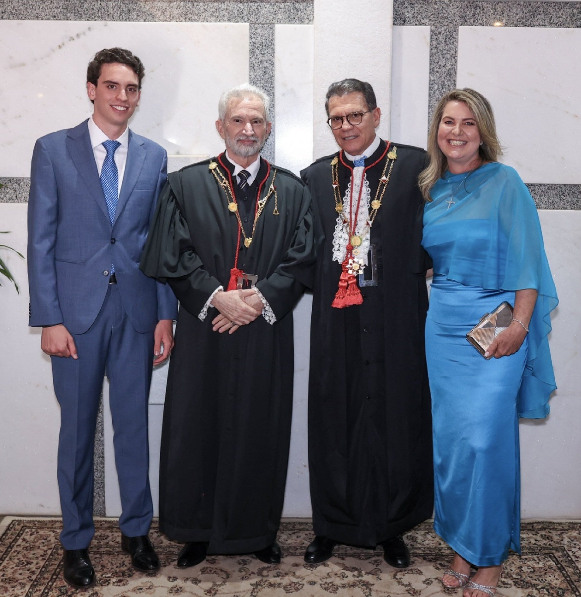  2025. Eixo Capital. Desembargador Diaulas Ribeiro na posse do desembargador Fabrício Fontoura Bezerra. Na foto, a esposa, Roberta Bezerra, e o filho, Fernando Bezerra, de Fabricio Fontoura Bezerra