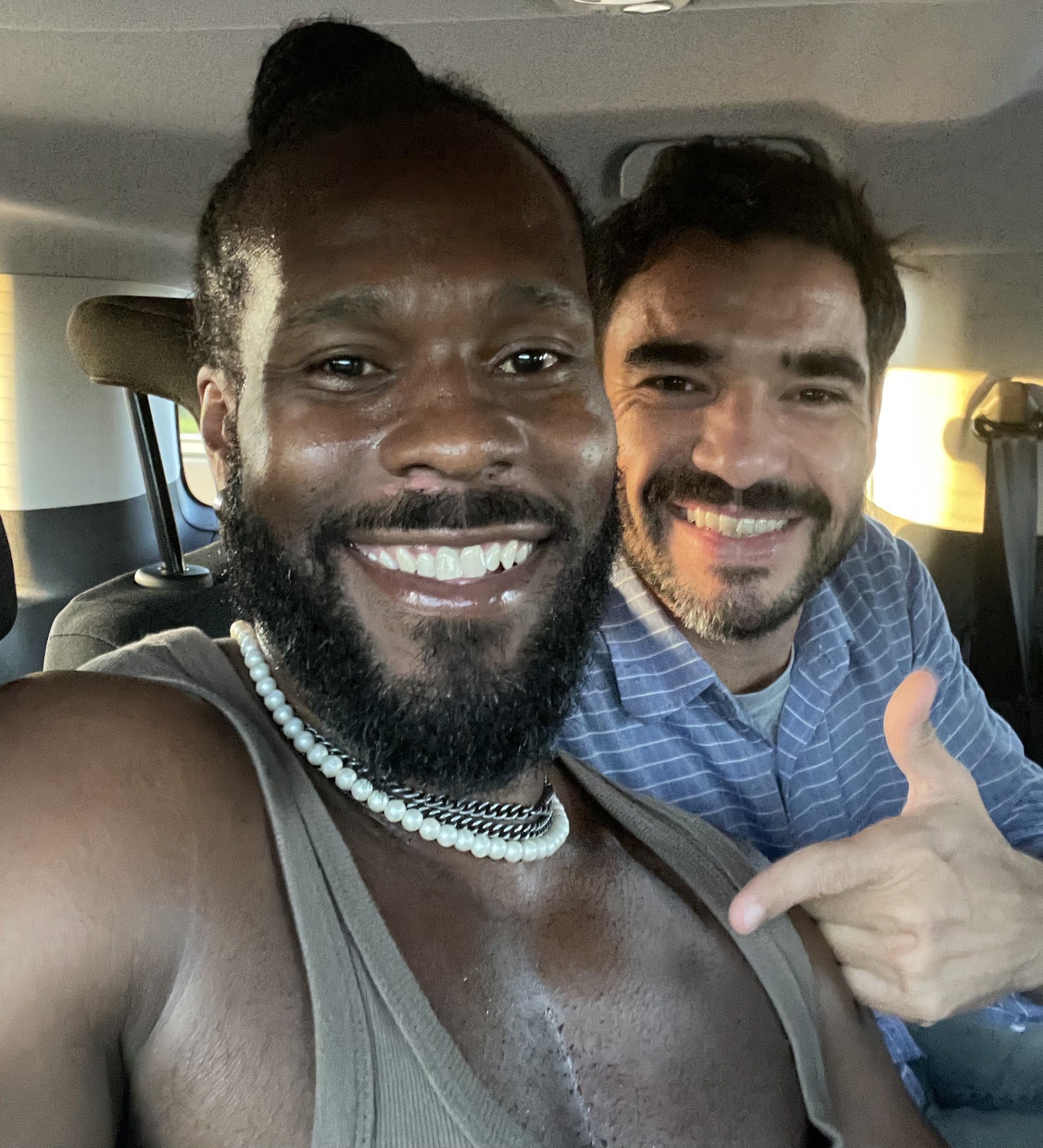 Paulo Guidelly e Caio Blat nos bastidores de série portuguesa