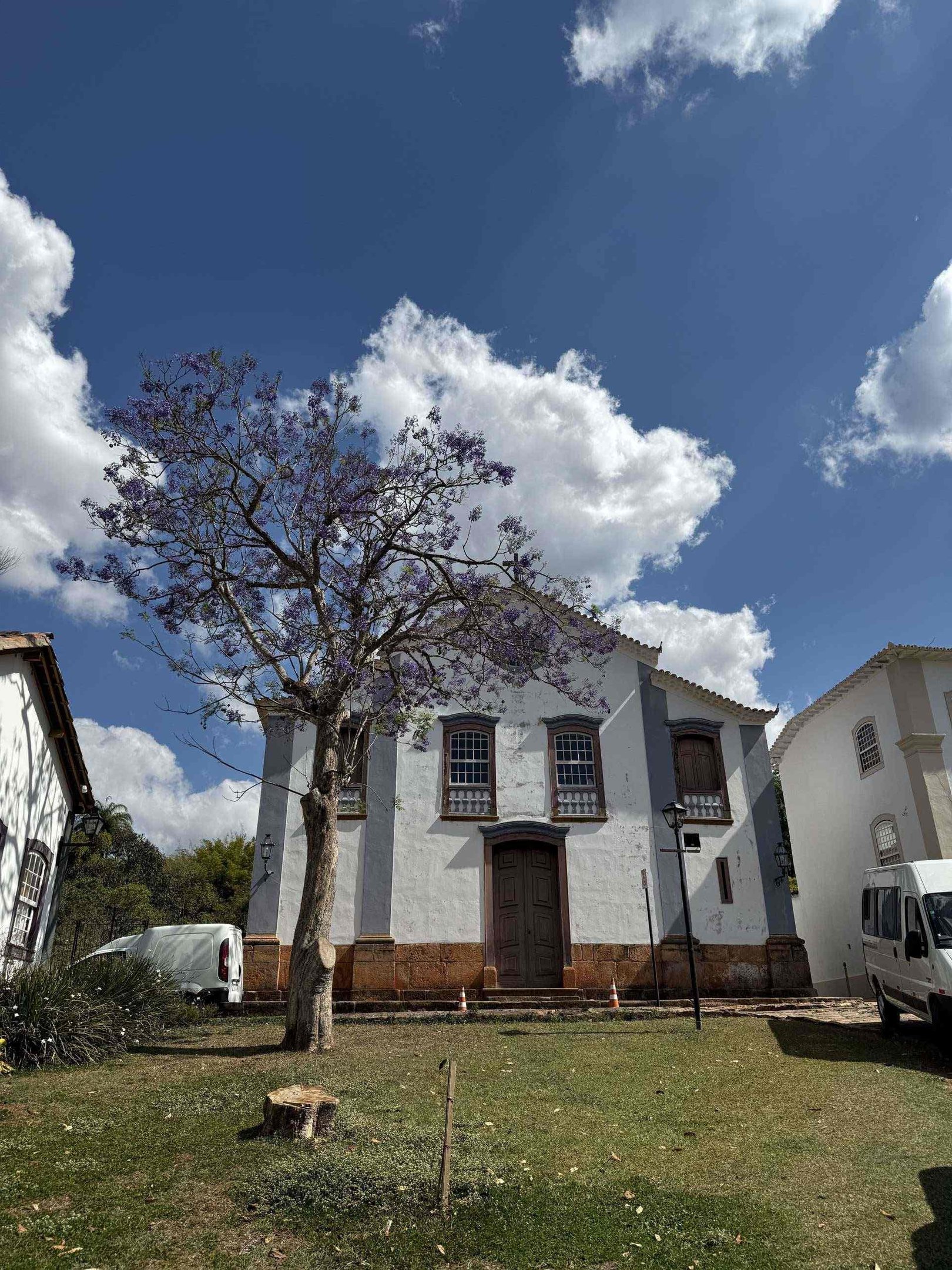 A Capela Bom Jesus da Pobreza está localizada no Largo das Forras