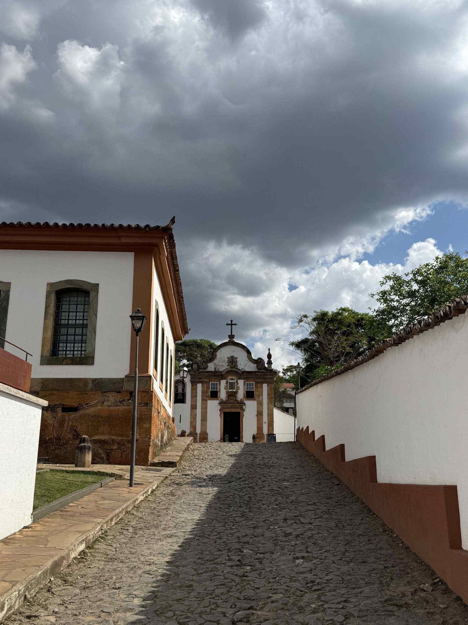 A Igreja Nossa Senhora do Rosário possui uma arquitetura simples