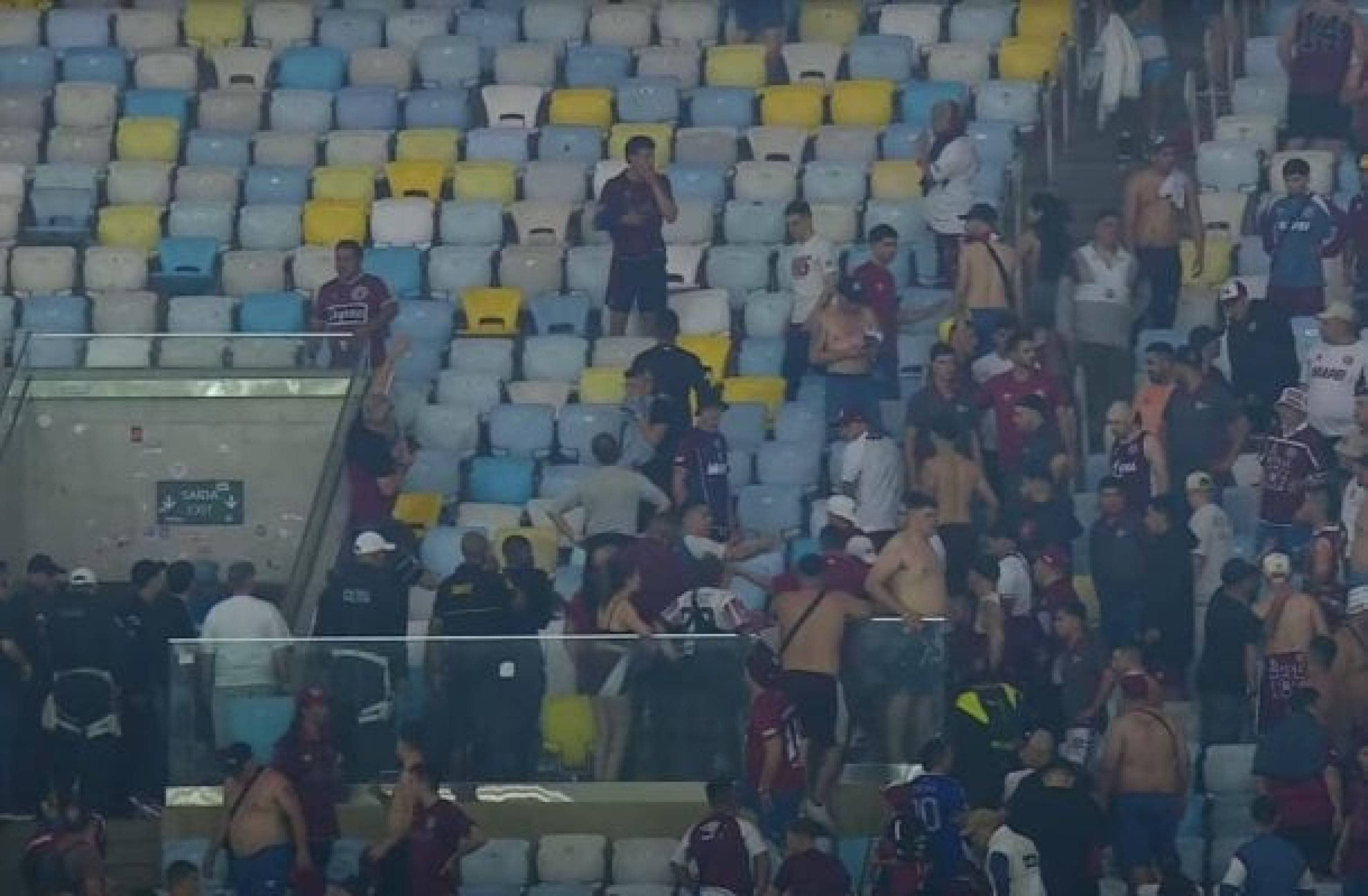 Conflito entre torcida do Lanús e polícia do Rio atrasa segundo tempo no Maracanã